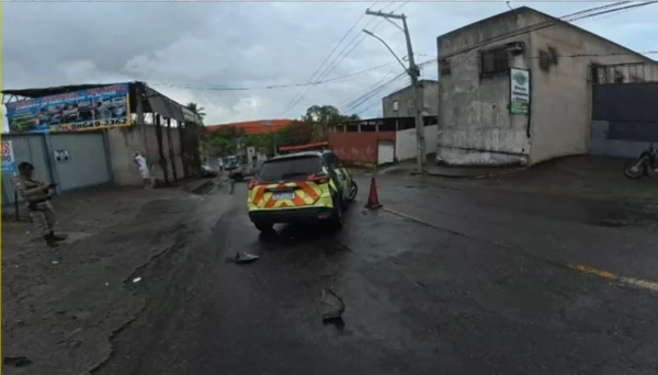 Motociclista morreu após derrapar em pista molhada e bater de frente com carro em Salvador por Reprodução/TV Bahia