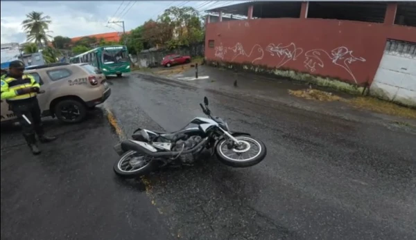 Motociclista morreu após derrapar em pista molhada e bater de frente com carro em Salvador por Reprodução/TV Bahia