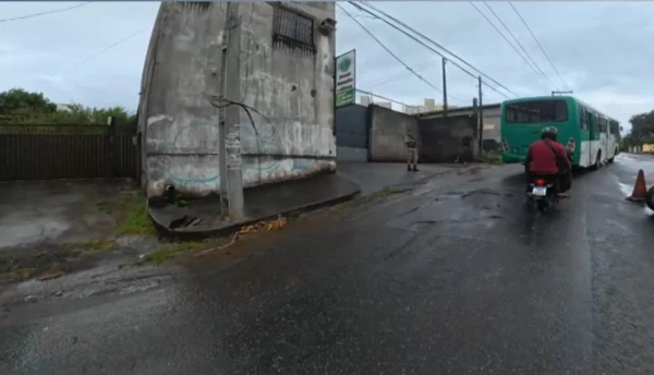 Motociclista morreu após derrapar em pista molhada e bater de frente com carro em Salvador por Reprodução/TV Bahia
