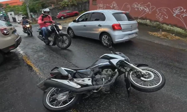 Motociclista morreu após derrapar em pista molhada e bater de frente com carro em Salvador por Reprodução/TV Bahia