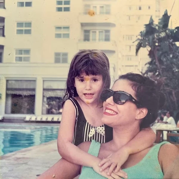 Narcisa com a filha, Marianna, na piscina do Copacabana Palace por Reprodução
