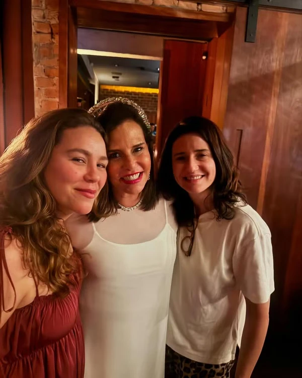 Narcisa entre as filhas Catarina e Marianna por Reprodução