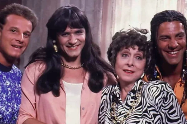 Uma das personagens mais lembradas é Dona Armênia, sempre às voltas com os filhos