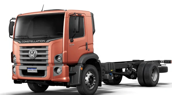 10. Volkswagen 17.210 | O modelo 17-210 Constellation 4x2 2p (diesel)(E6) pode chegar a R$ 520.800,00.  por Divulgação