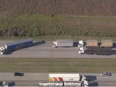 Imagem - Suspeita de bomba: motorista atravessa carreta e bloqueia rodovia em SP