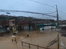 Imagem - Baixa do Fiscal alaga, ônibus fica preso e muro desaba