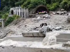 Imagem - Vídeo: ponte recém-inaugurada desaba na China