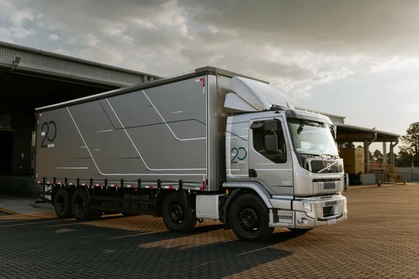 7. Volvo VM 360 | O modelo VM 360 6x2 2p (diesel)(E6) pode chegar a R$ 648.858,00 por Divulgação