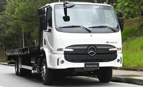 8.  Mercedes-Benz Accelo 1117 | O modelo Accelo 1117 4x2 2p (diesel) (E6) pode chegar a R$ 412.299,00. por Divulgação