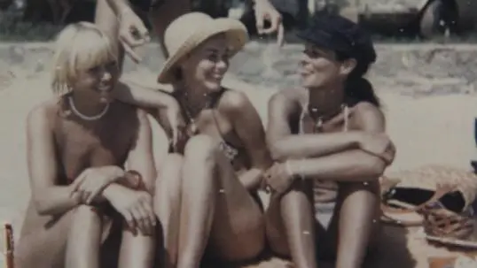 Ângela Diniz com amigas por Reprodução