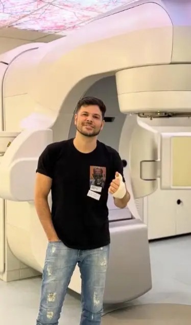 Apresentador Jonas Almeida perde audição devido a quimioterapia por Reprodução/Redes Sociais 