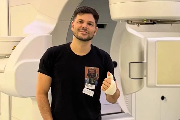 Apresentador Jonas Almeida perde audição devido a quimioterapia por Reprodução/Redes Sociais 