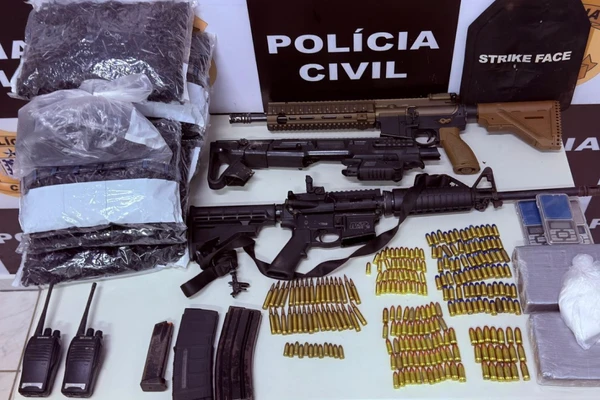 Armas e munições foram apreendidas