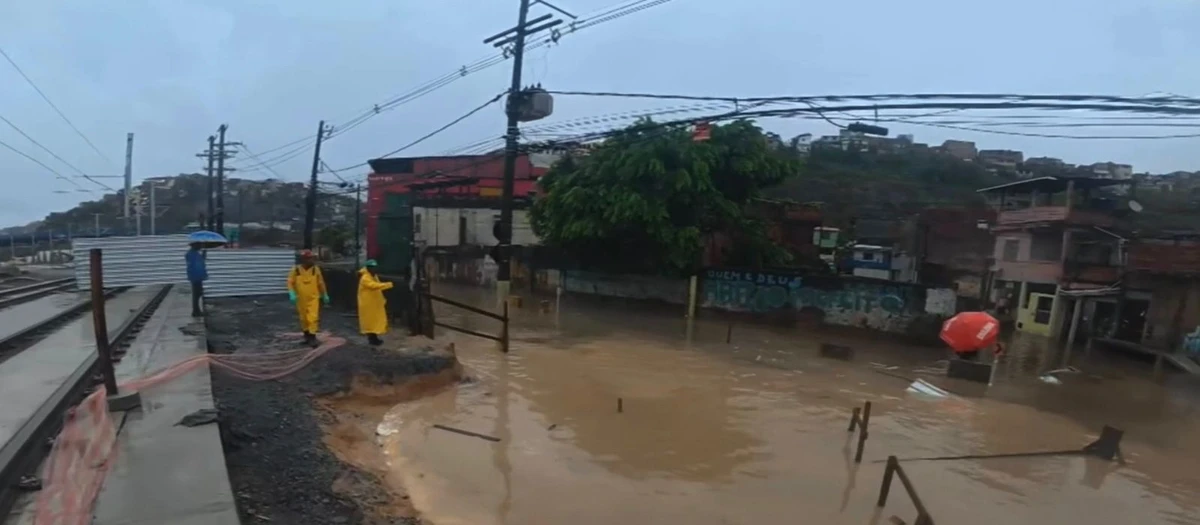 Baixa do Fiscal alagou por Reprodução/TV Bahia