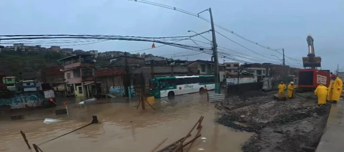 Baixa do Fiscal alagou por Reprodução/TV Bahia