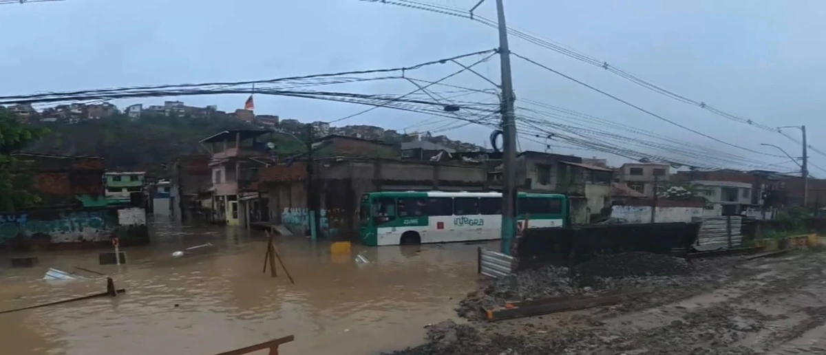 Baixa do Fiscal alagou por Reprodução/TV Bahia