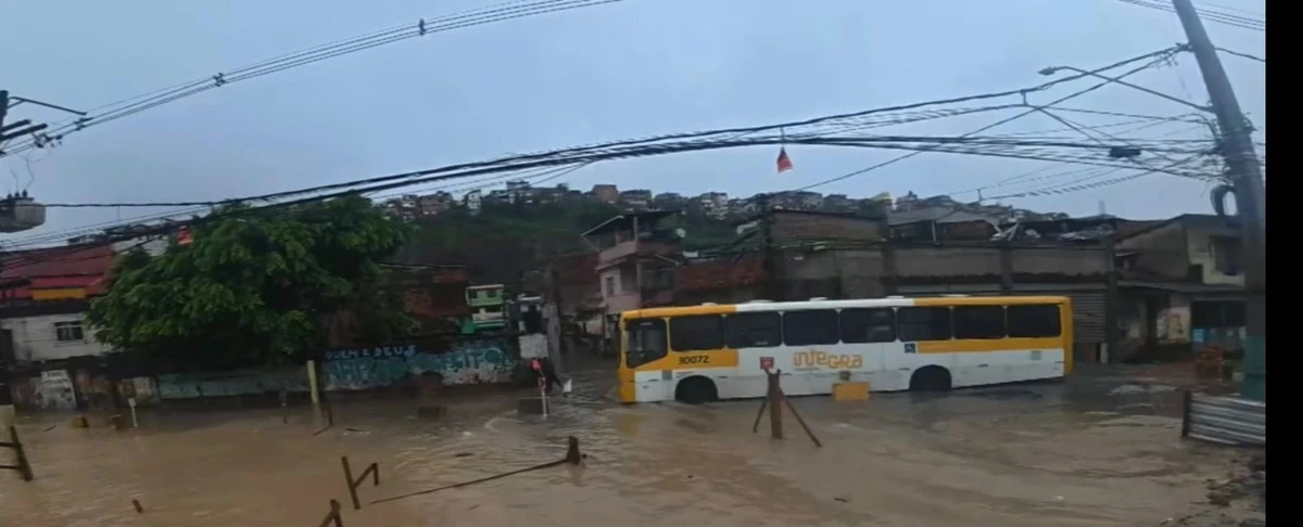 Baixa do Fiscal alagou por Reprodução/TV Bahia