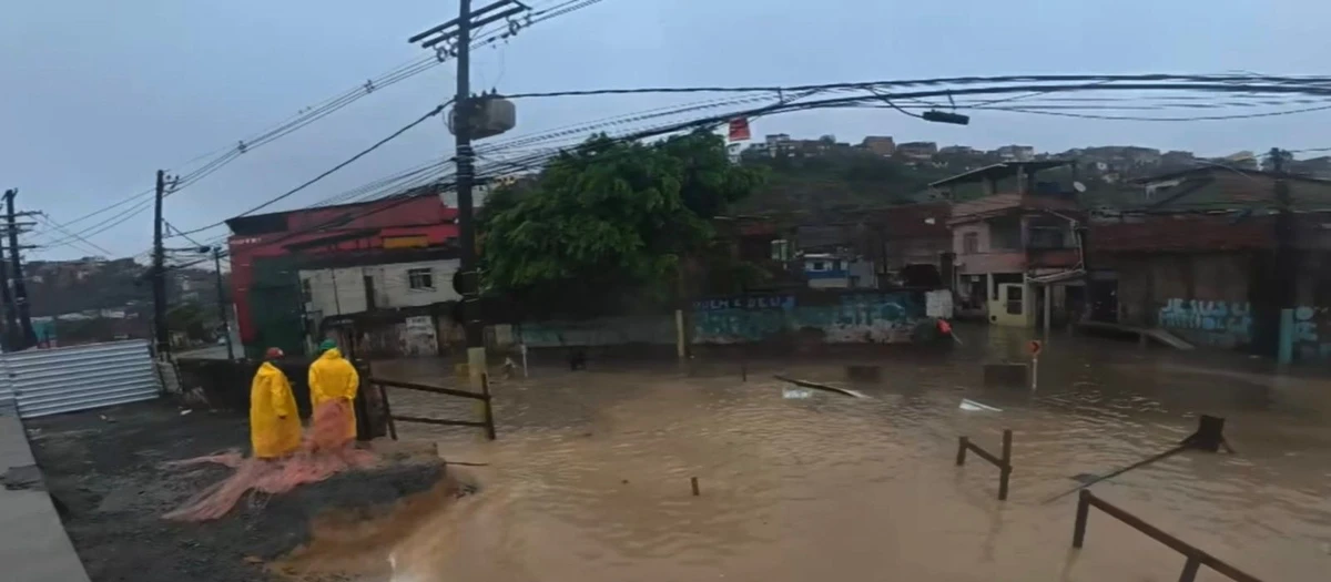 Baixa do Fiscal alagou por Reprodução/TV Bahia