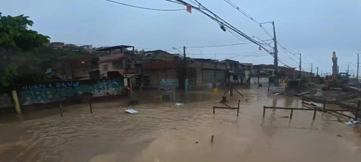 Baixa do Fiscal alagou por Reprodução/TV Bahia