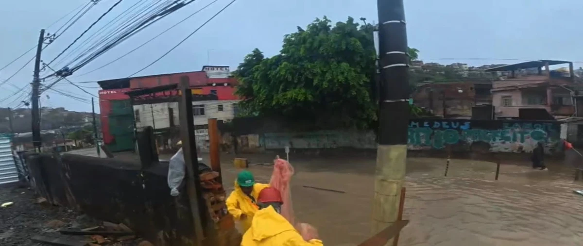 Baixa do Fiscal alagou por Reprodução/TV Bahia