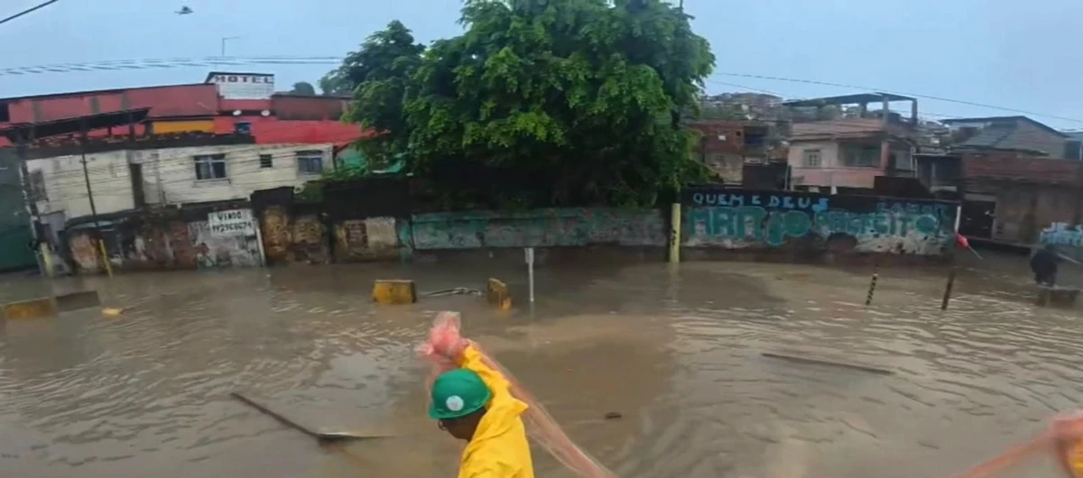 Baixa do Fiscal alagou por Reprodução/TV Bahia