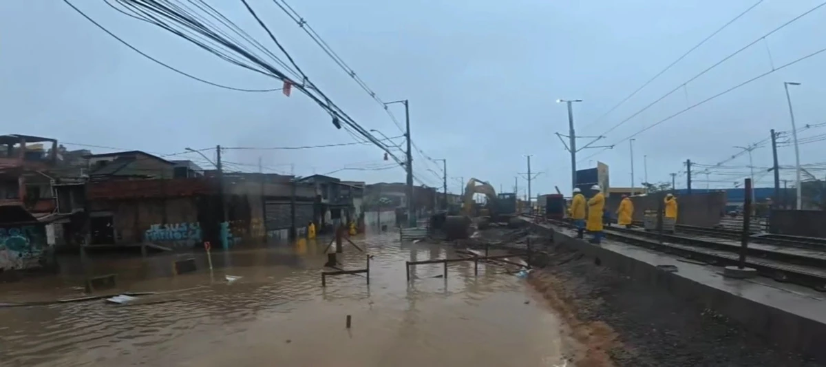 Baixa do Fiscal alagou por Reprodução/TV Bahia