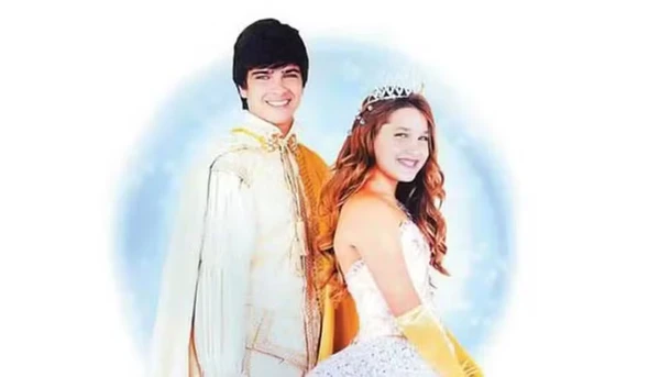 Bernardo Mesquita e Sasha Meneghel no filme "O Mistério de Feiurinha" por Divulgação