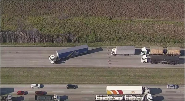 Carreta atravessada na via