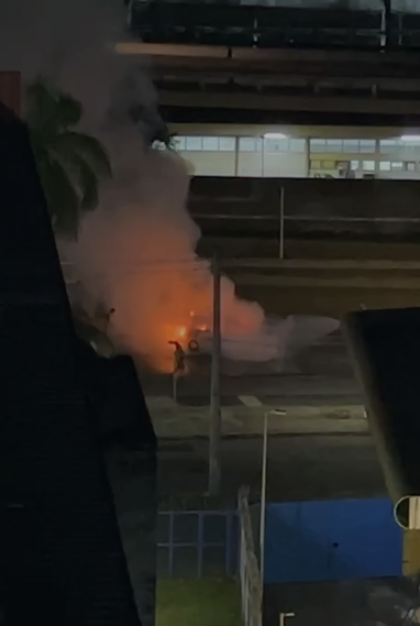 Carro pegou fogo na Bonocô por Eduardo Bastos/CORREIO