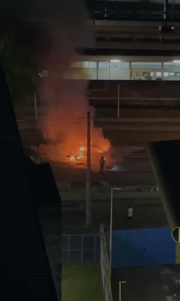 Carro pegou fogo na Bonocô por Eduardo Bastos/CORREIO
