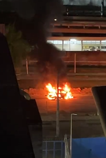 Carro pegou fogo na Bonocô por Eduardo Bastos/CORREIO