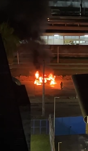 Carro pegou fogo na Bonocô por Eduardo Bastos/CORREIO