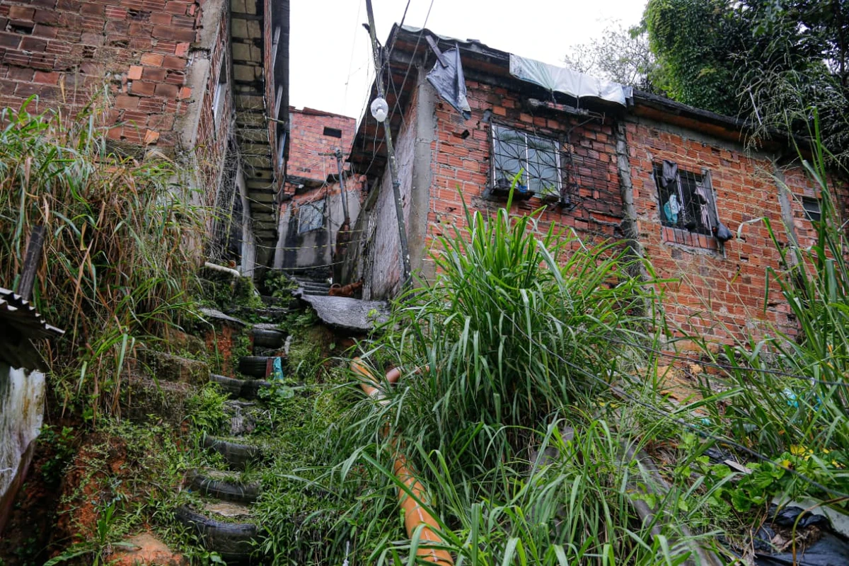 Casal ficou ferido após desabamento de casas em Fazenda Grande II por Reprodução