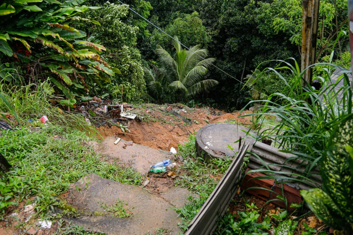 Casal ficou ferido após desabamento de casas em Fazenda Grande II por Reprodução