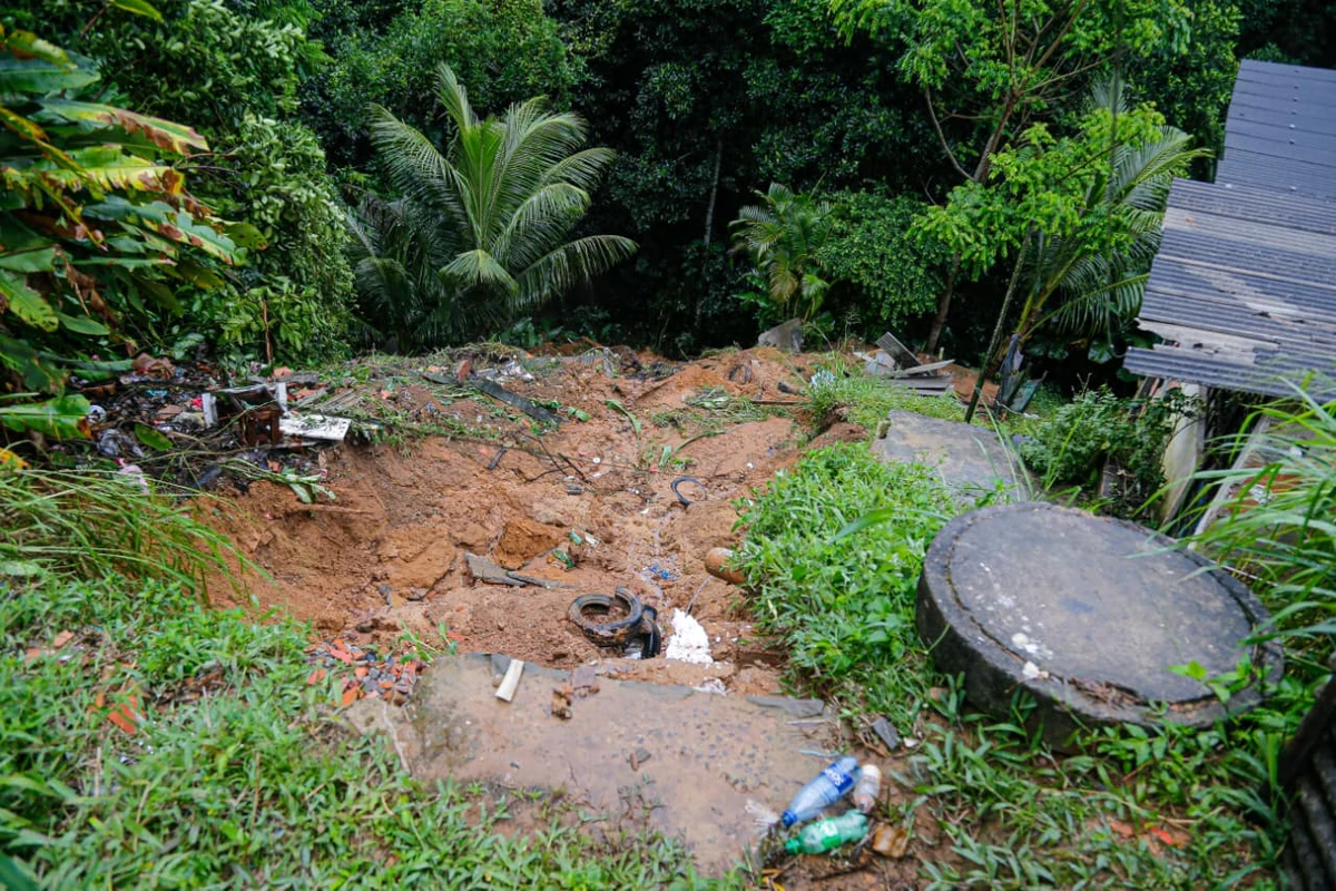 Casal ficou ferido após desabamento de casas em Fazenda Grande II por Reprodução