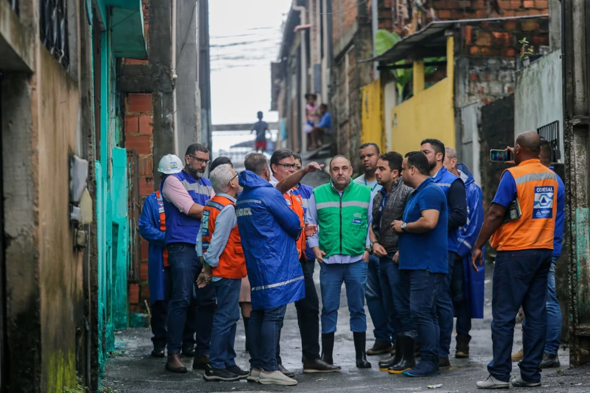 Casal ficou ferido após desabamento de casas em Fazenda Grande II por Reprodução