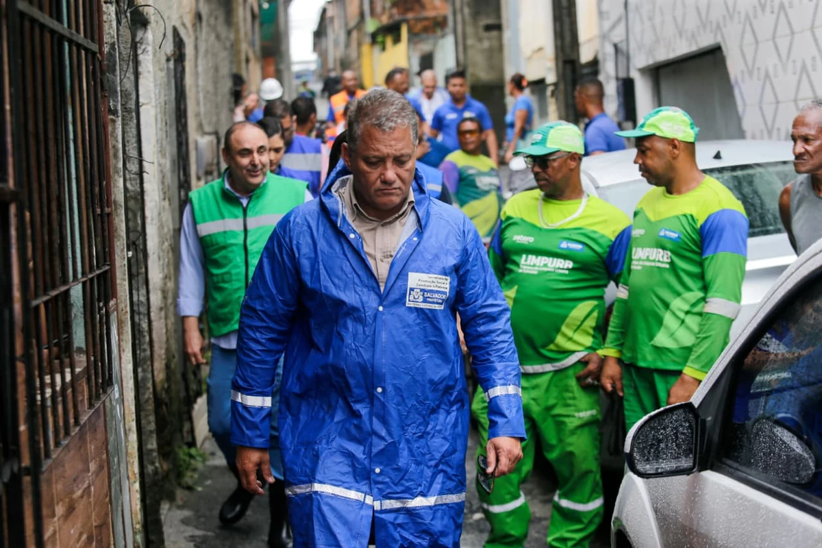 Casal ficou ferido após desabamento de casas em Fazenda Grande II por Reprodução