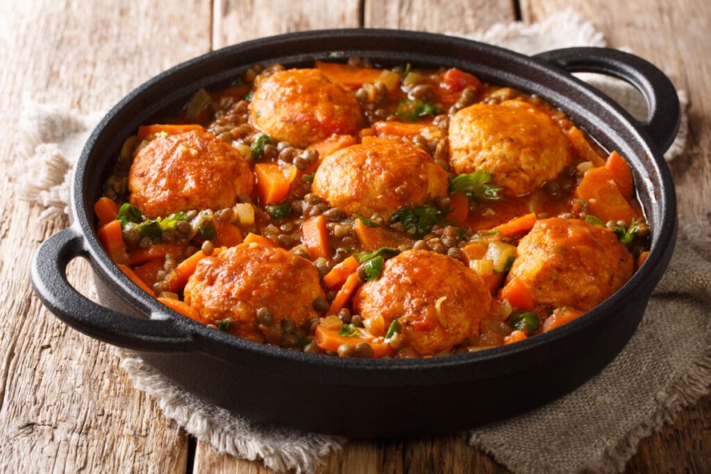 Almôndega de lentilha ao molho de tomate (Imagem: Sergii Koval | Shutterstock)