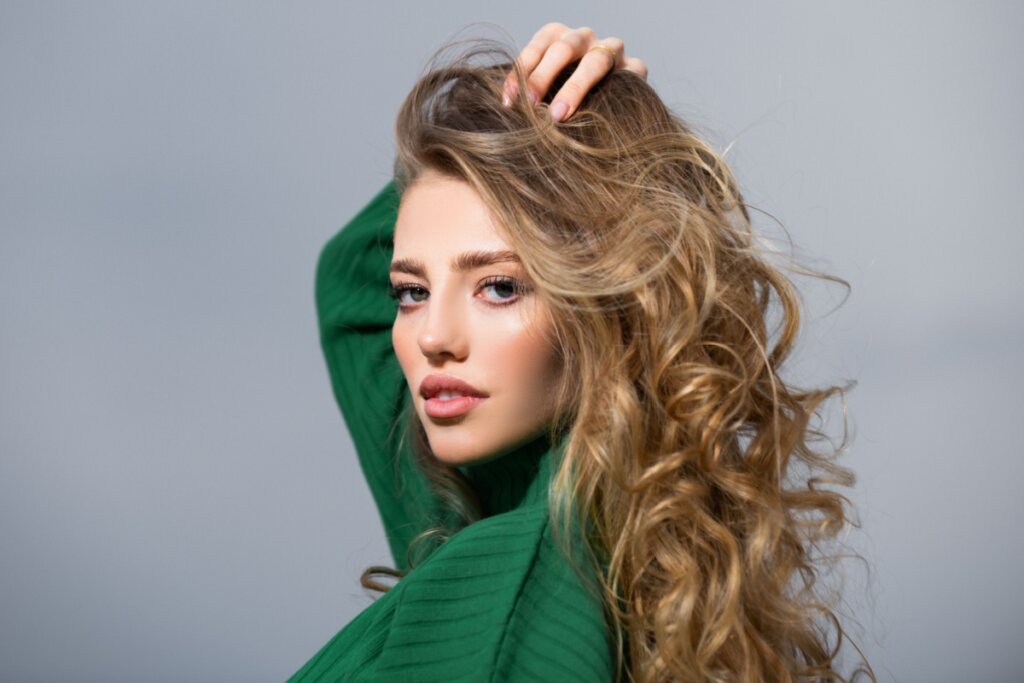 O loiro mel deixa o visual iluminado e elegante sem o efeito platinado pesado (Imagem: Volodymyr TVERDOKHLIB | Shutterstock) 