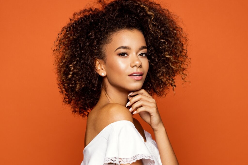 Ondas e cachos fazem parte do novo conceito de beleza (Imagem: kiuikson | Shutterstock) 