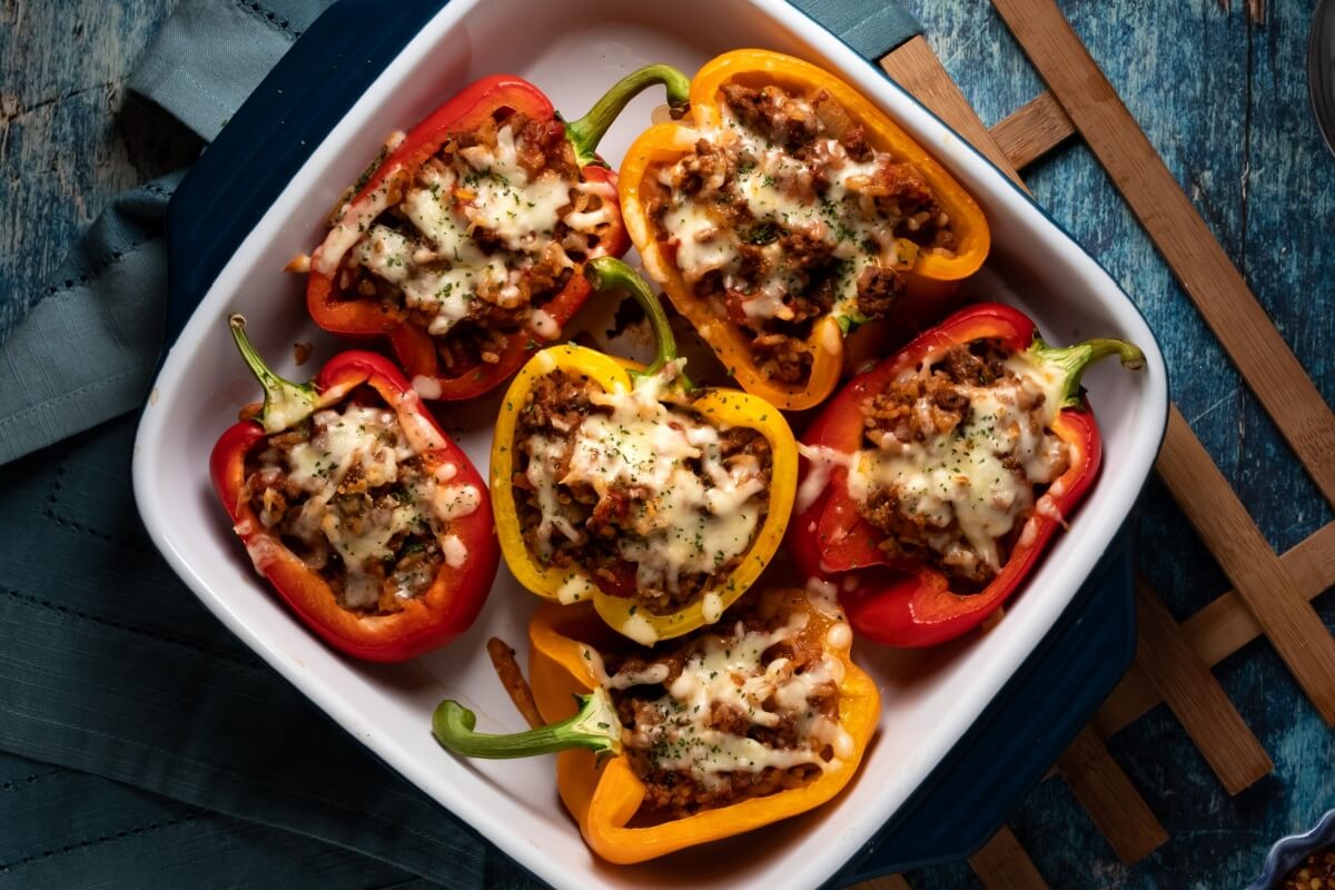 Pimentão recheado com carne moída (Imagem: Carey Jaman | Shutterstock)