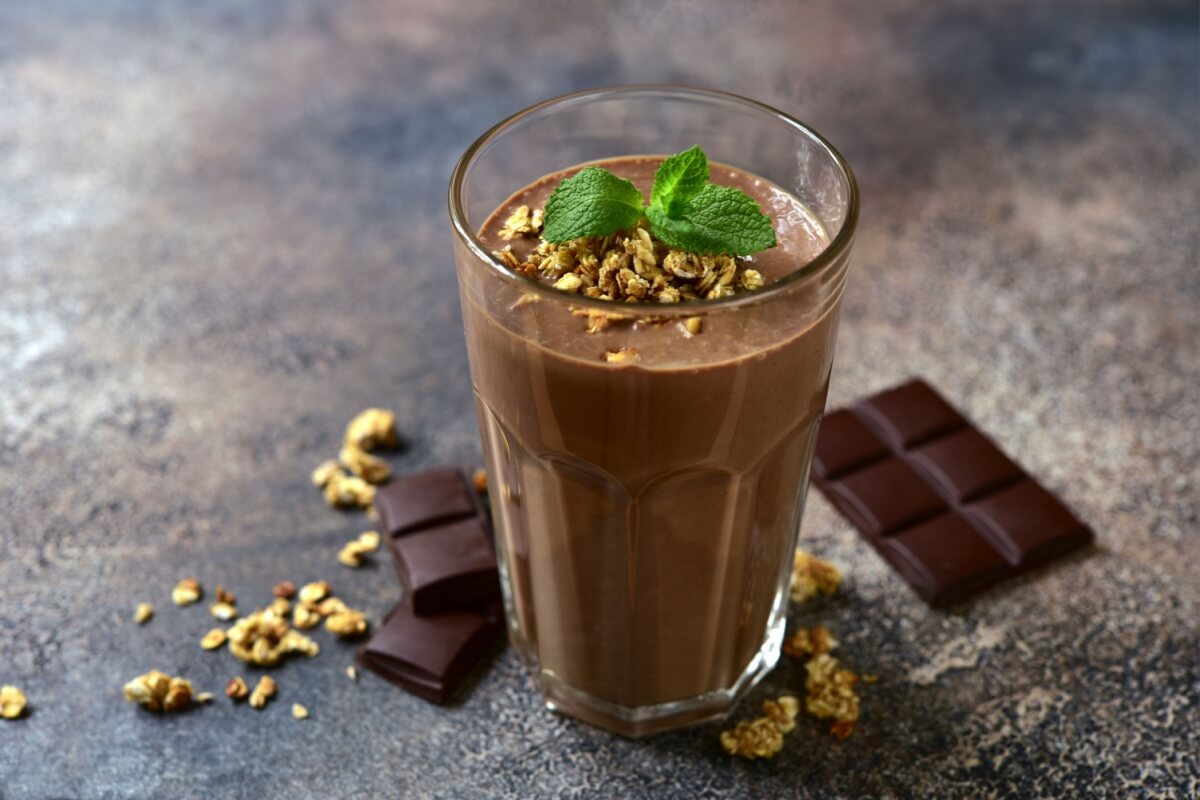 Vitamina de chocolate com granola (Imagem: Liliya Kandrashevich | Shutterstock)