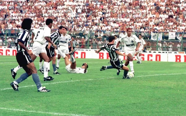 Final de 1995 entre Santos e Botafogo contou com gols irregulares e anulação de gol legal por Divulgação/Agência Estado
