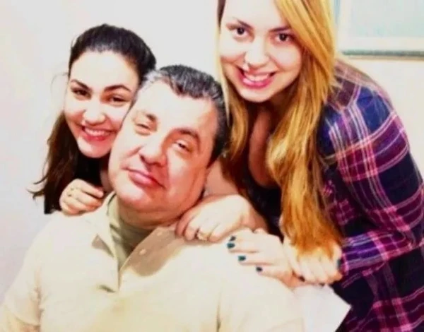 Gerson Brenner com as duas filhas por Reprodução/Instagram