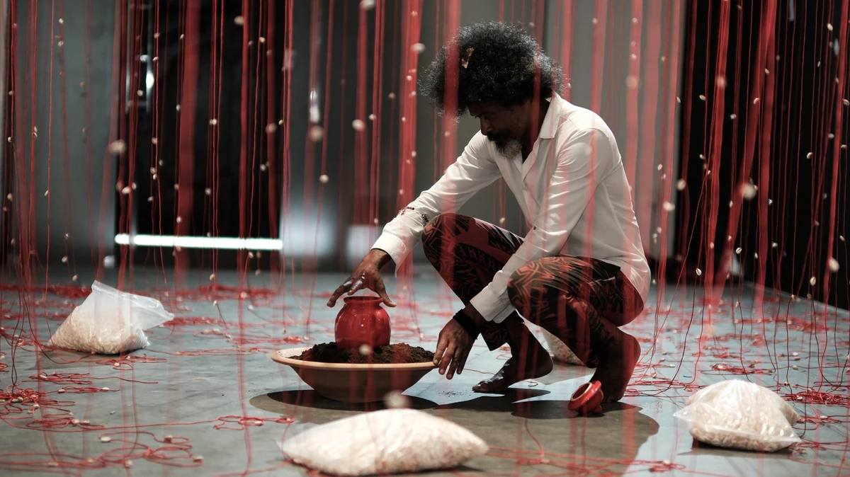 Josafá Neves na montagem da instalação para Iansã por ISMAEL SILVA