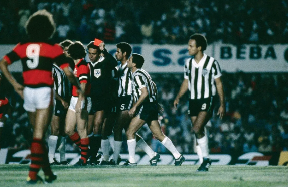 José Roberto Wright expulsou cinco jogadores do Atlético-MG ainda no primeiro tempo contra o Flamengo em 1981 por Auremar de Castro