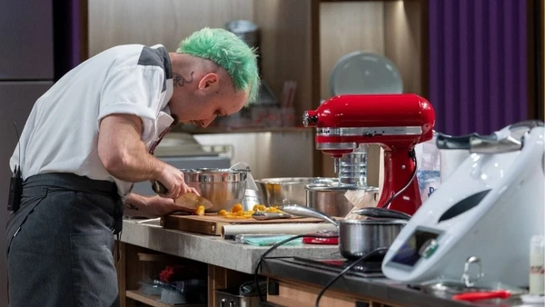 Leo Salles durante a final do MasterChef Confeitaria 2025 por Melissa Haidar/Band