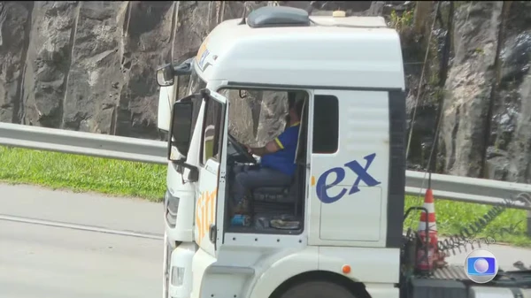 Motorista está na carreta por Reprodução/TV Globo