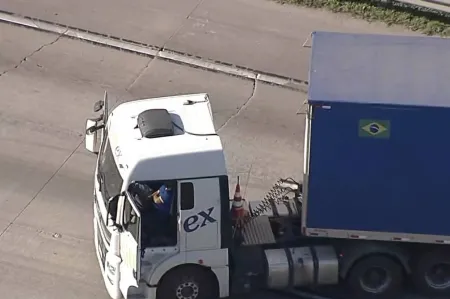 Motorista está na carreta por Reprodução/TV Globo