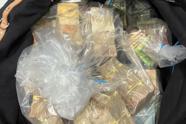 Polícia apreendeu R$ 300 mil em espécie